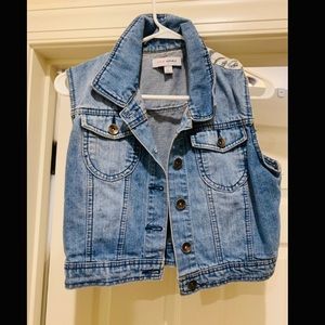 Light denim sleeveless jacket with lace